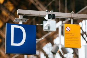 Aufnahme einer Überwachungskamera an einem Bahnsteig.