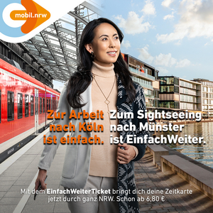 Grafik der Kampagne zum EInfachWeiterTicket NRW. Zu sehen ist eine Frau, die linksseitig in Businesskleidung an einem Bahnsteig steht und rechtsseitig in Freizeitkleidung vor einem Panorama in Münster.