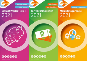 Titelbilder der Informationsbroschüren zum NRW-Tarif, hier als Beispiele die Broschüren zum EInfachWeiterTicket NRW, die Tarifinformationen und die Mobilitätsgarantie NRW.