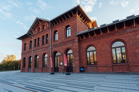 Das Bild zeigt das Bahnhofsgebäude in Dorsten (© mobil.nrw)