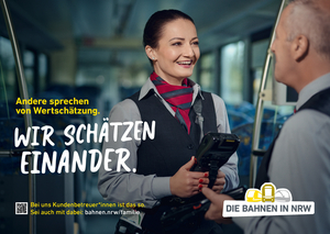Kampagnenmotiv der "Bahnen NRW". Zu sehen sind zwei Zugbegleiter*innen, die in einem Zug stehen und miteinander reden. Daneben steht der Text "Wir schätzen einander".
