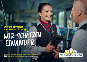 Bahnen NRW Kampagnenmotiv der "Bahnen NRW". Zu sehen sind zwei Zugbegleiter*innen, die in einem Zug stehen und miteinander reden. Daneben steht der Text "Wir schätzen einander".