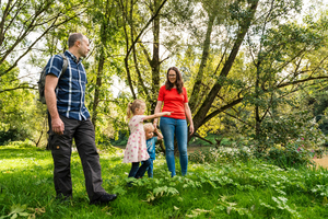 Familie wandert im Wald - NRW entdecken (© mobil.nrw) 